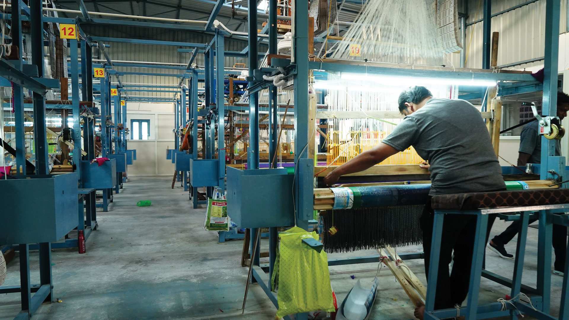 Power looms with ergonomic seating